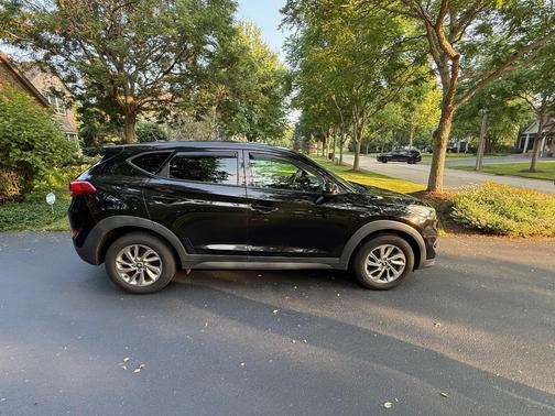 Black 2017 Hyundai TUCSON SE