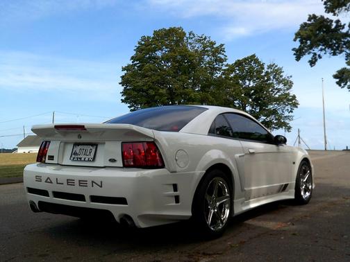 White 2002 Ford Mustang GT