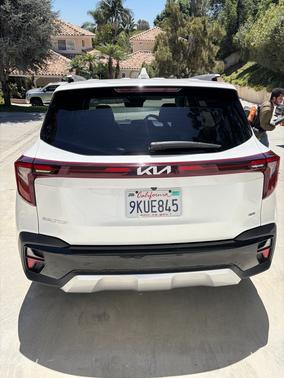 White 2024 Kia Seltos SX