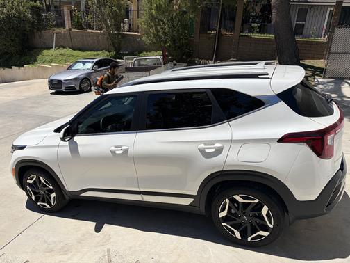 White 2024 Kia Seltos SX