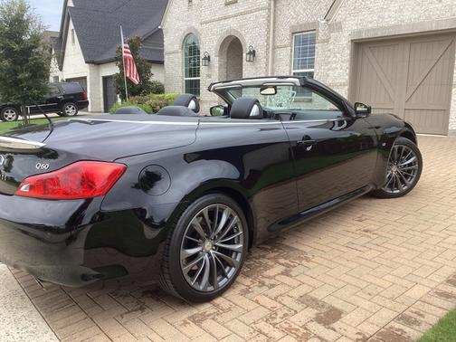 2015 INFINITI Q60 Base