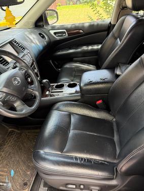 Black 2016 Nissan Pathfinder SL