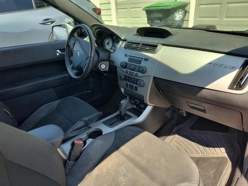 Red 2008 Ford Focus SE