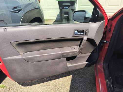 Red 2008 Ford Focus SE