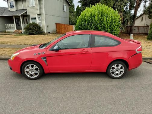 Red 2008 Ford Focus SE