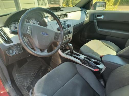 Red 2008 Ford Focus SE