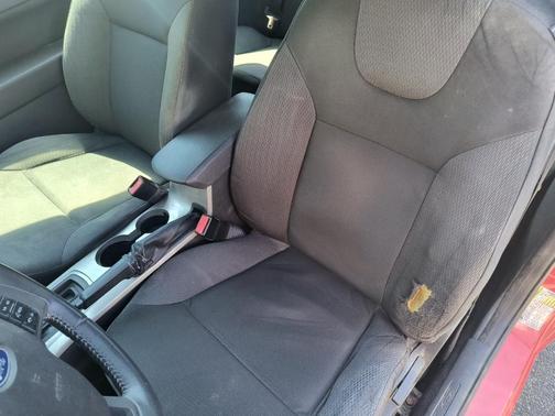 Red 2008 Ford Focus SE