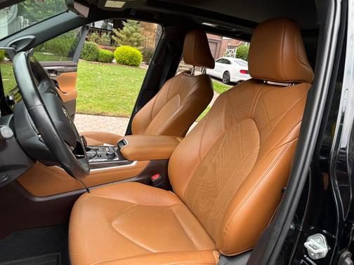 Black 2021 Toyota Highlander Platinum