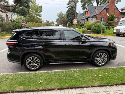 Black 2021 Toyota Highlander Platinum