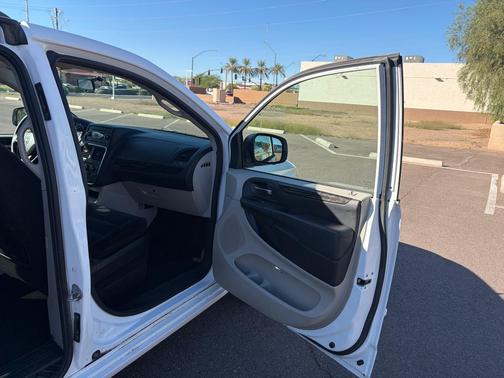 White 2016 Dodge Grand Caravan SXT