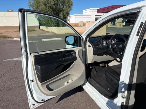 White 2016 Dodge Grand Caravan SXT