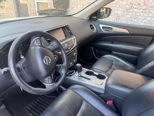 White 2018 Nissan Pathfinder SL