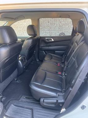 White 2018 Nissan Pathfinder SL