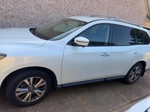 White 2018 Nissan Pathfinder SL