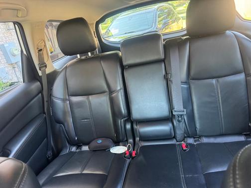 White 2018 Nissan Pathfinder SL