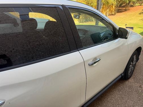 White 2018 Nissan Pathfinder SL