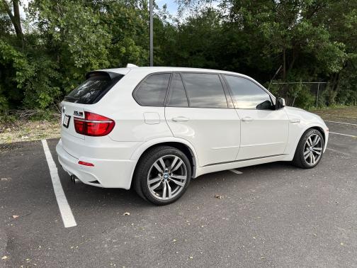 Photo 3 of 17 of 2013 BMW X5 M Base