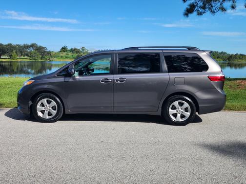 2017 Toyota Sienna LE