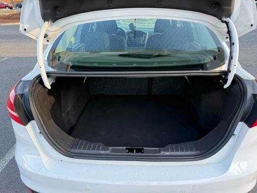 White 2015 Ford Focus SE