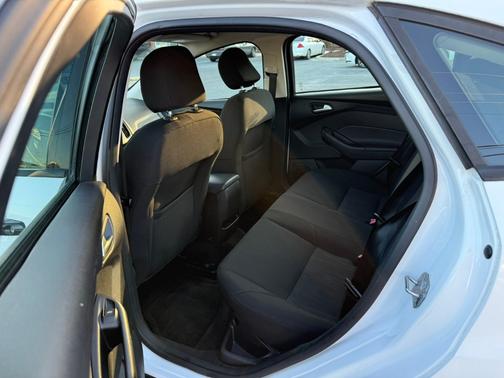 White 2015 Ford Focus SE