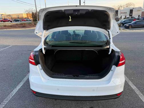 White 2015 Ford Focus SE