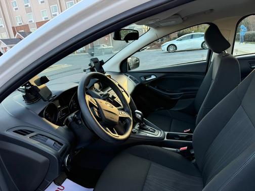 White 2015 Ford Focus SE