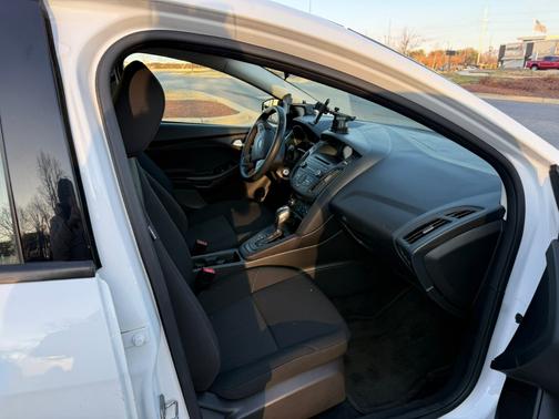 White 2015 Ford Focus SE