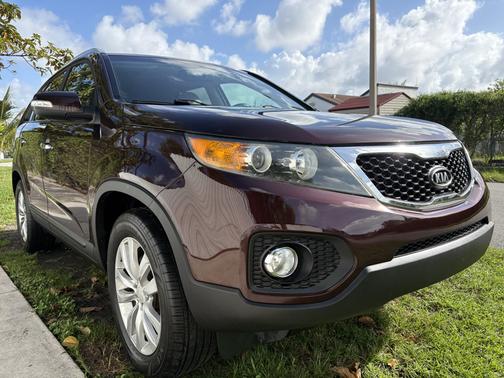 Red 2011 Kia Sorento EX