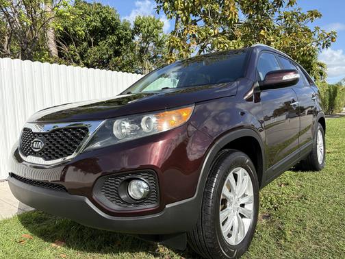 Red 2011 Kia Sorento EX
