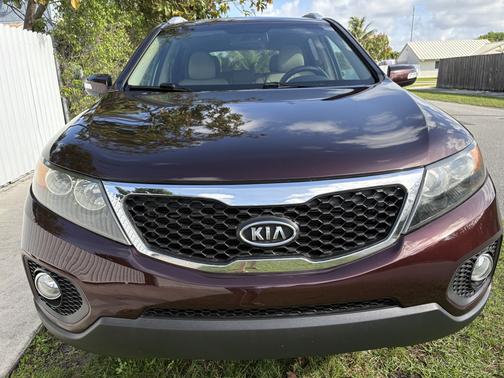 Red 2011 Kia Sorento EX