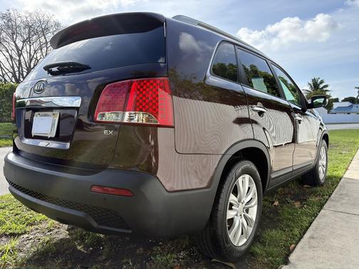 Red 2011 Kia Sorento EX