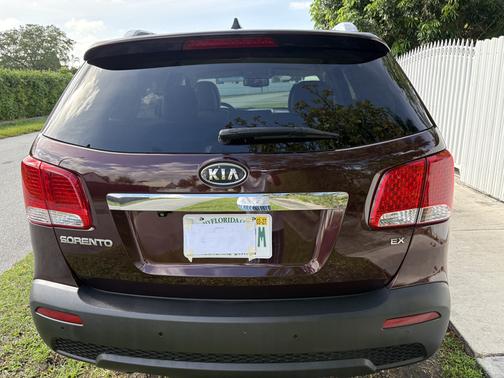 Red 2011 Kia Sorento EX