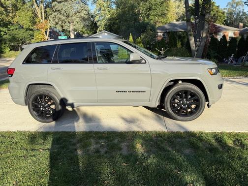 Gray 2020 Jeep Grand Cherokee Altitude