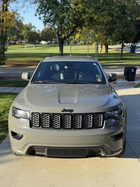 Gray 2020 Jeep Grand Cherokee Altitude