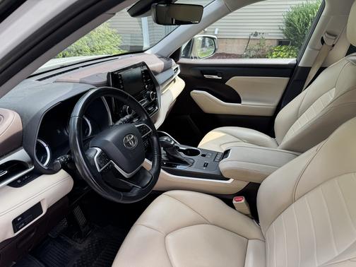 White 2022 Toyota Highlander Hybrid XLE