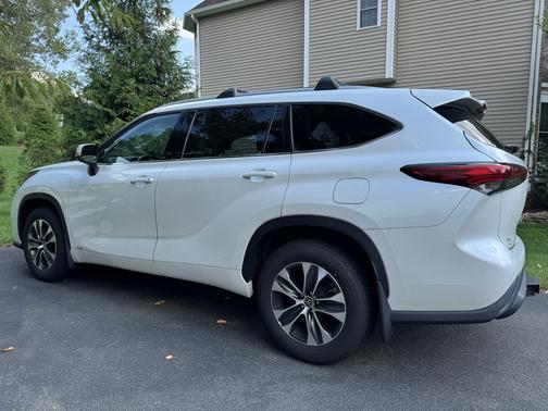 White 2022 Toyota Highlander Hybrid XLE