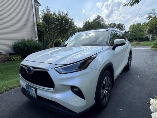White 2022 Toyota Highlander Hybrid XLE