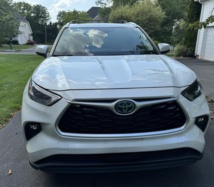 White 2022 Toyota Highlander Hybrid XLE