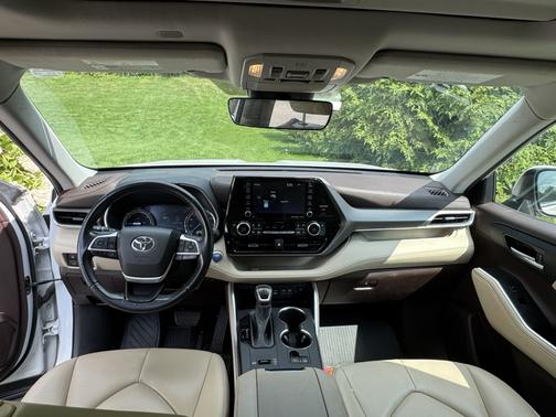 White 2022 Toyota Highlander Hybrid XLE
