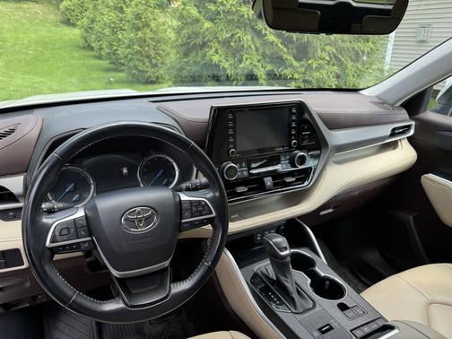White 2022 Toyota Highlander Hybrid XLE
