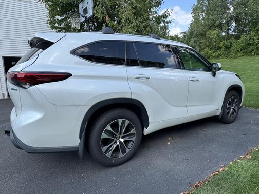 White 2022 Toyota Highlander Hybrid XLE