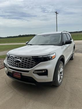 White 2022 Ford Explorer Platinum