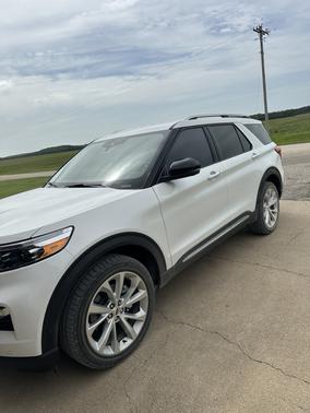 White 2022 Ford Explorer Platinum