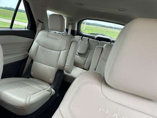 White 2022 Ford Explorer Platinum