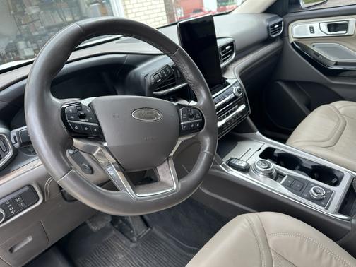 White 2022 Ford Explorer Platinum