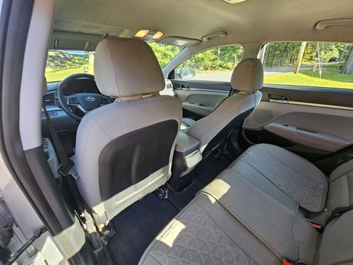Silver 2017 Hyundai ELANTRA SE