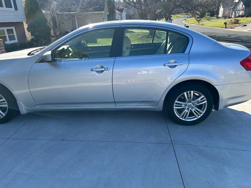 2012 INFINITI G37 x