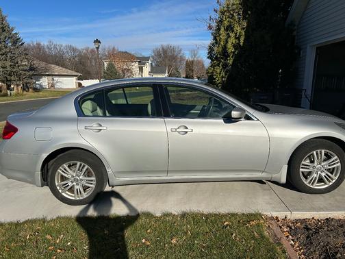 2012 INFINITI G37 x