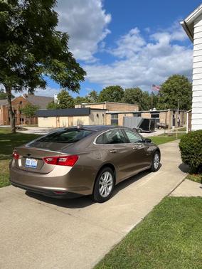 Gold 2018 Chevrolet Malibu LT