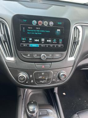 Gold 2018 Chevrolet Malibu LT